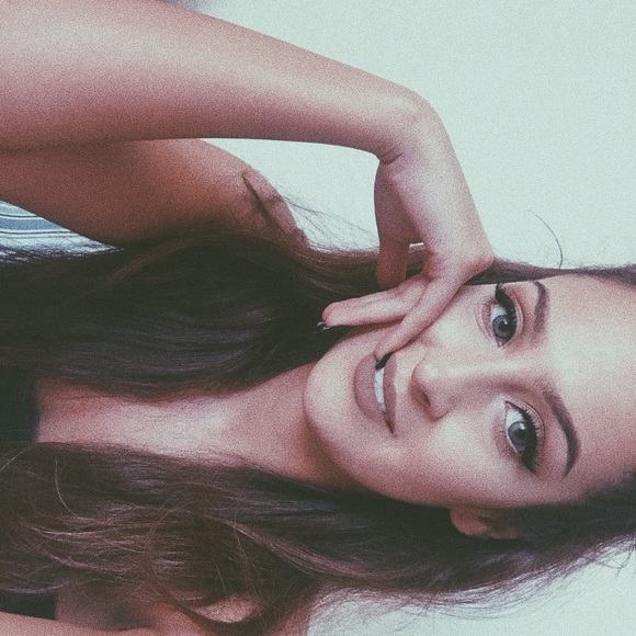 Meet your Posher, Laura - Picture 1 of 8